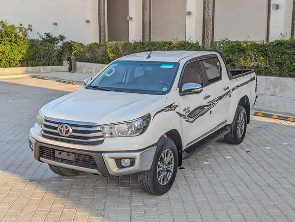 DIESEL Toyota Hilux Double Cab GLX AWD 2020 - GCC Specs - Well Maintained