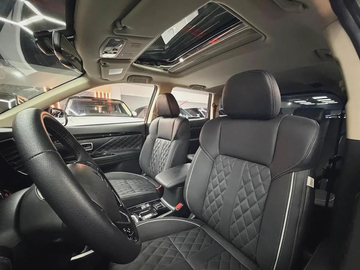 Sunroof and Leather | Original Paint | Limited Edition | Low kms-8-8