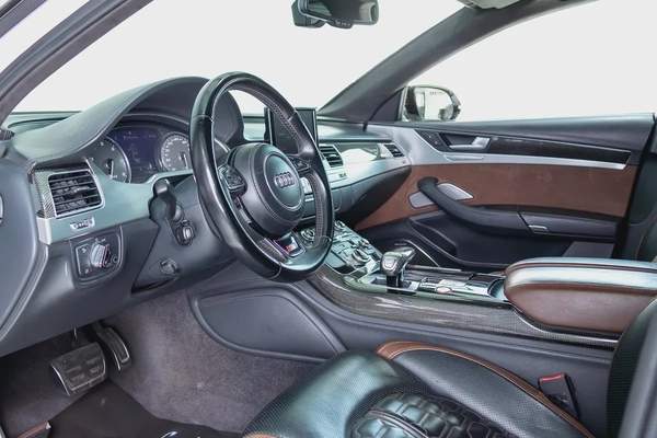 Audi S8-GCC-V8 Twin Turbo-AUDI Exclusive Interior Trim-22 Inch Rims-Very Well Maintained