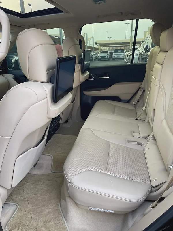 2023 Toyota Land Cruiser VXR - GCC Specs - Pristine Condition