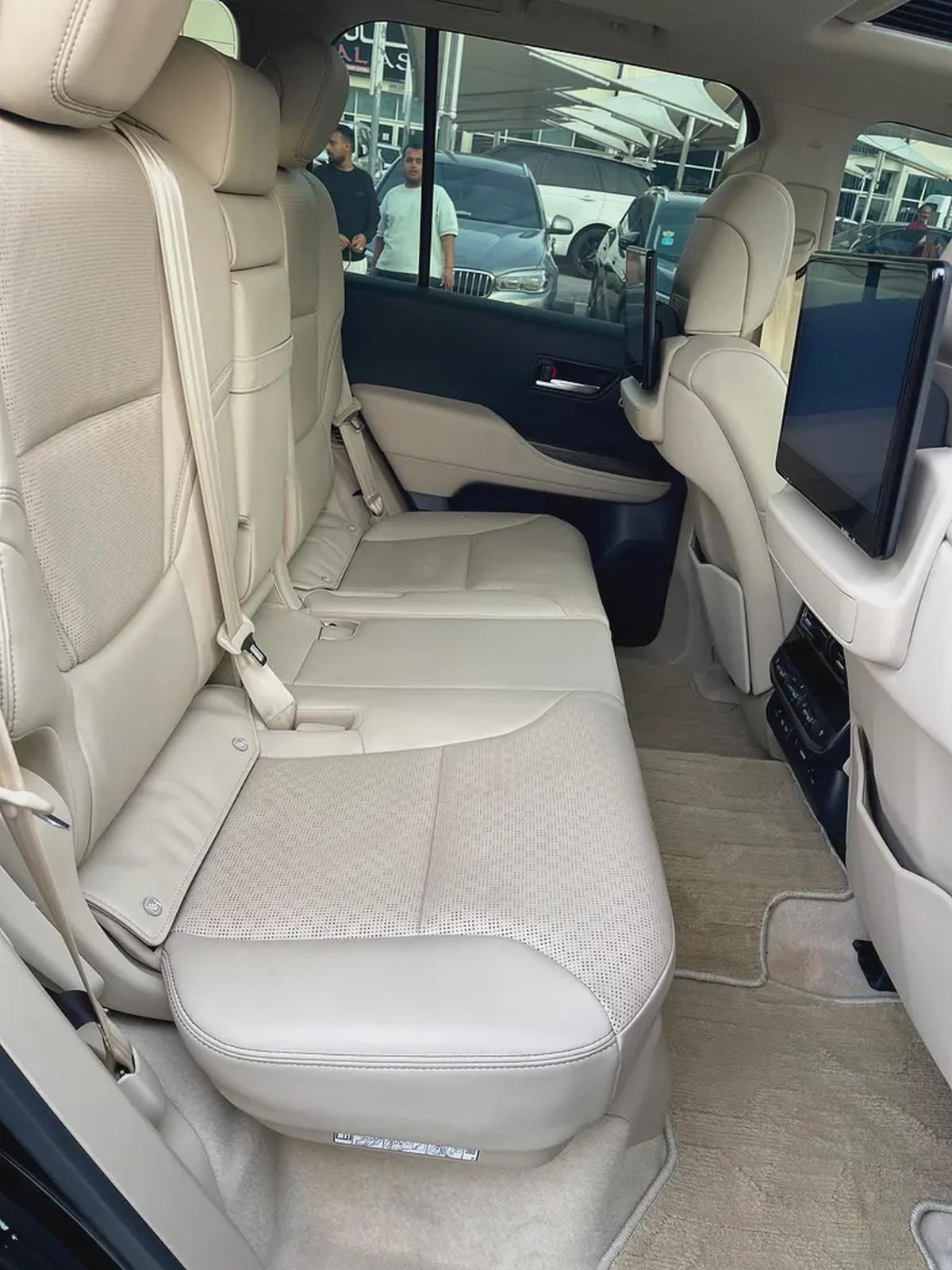 2023 Toyota Land Cruiser VXR - GCC Specs - Pristine Condition-16-16