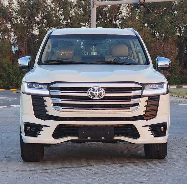 Toyota Land Cruiser GXR V6 2015 - GCC Specs - Reliable and Ready for Adventure