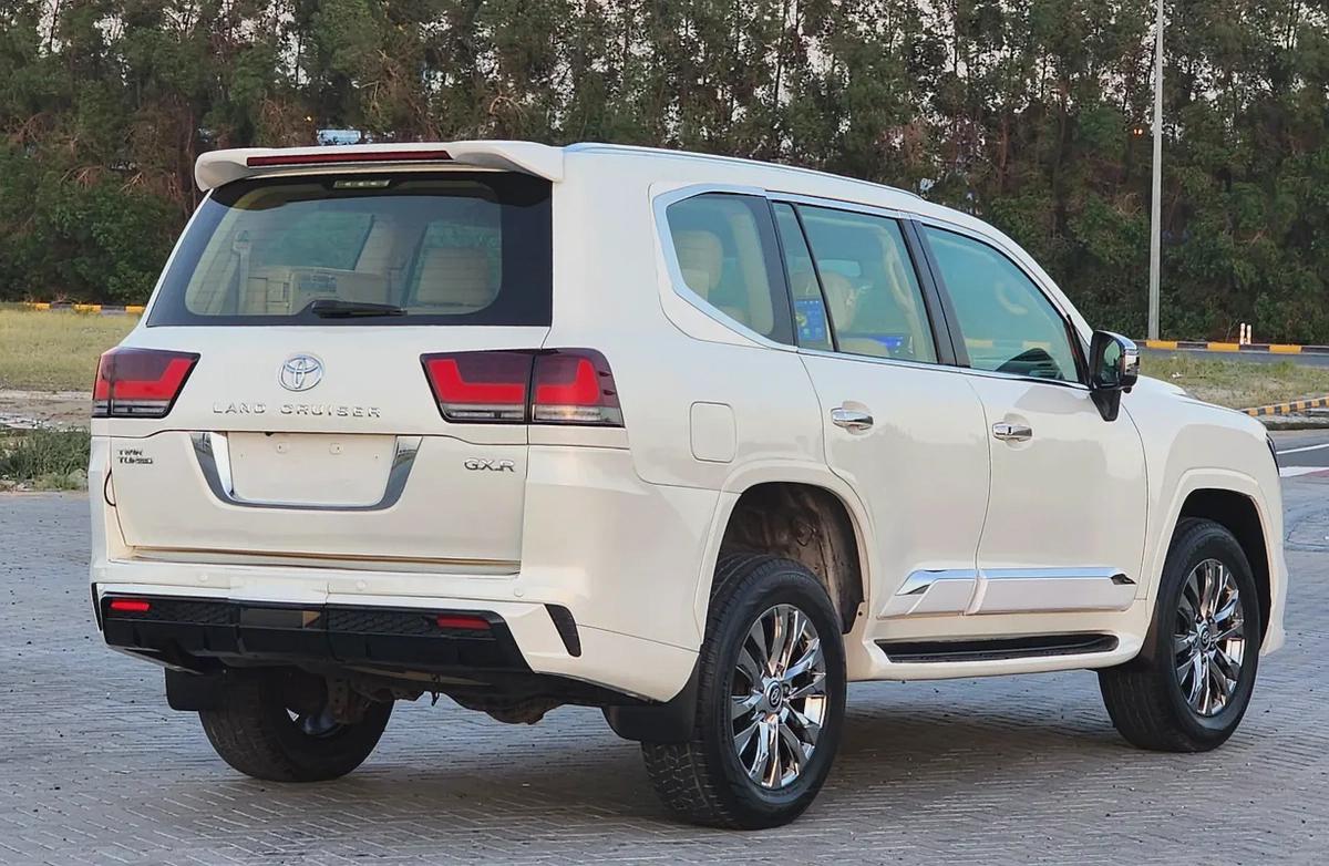 Toyota Land Cruiser GXR V6 2015 - GCC Specs - Reliable and Ready for Adventure-7-7