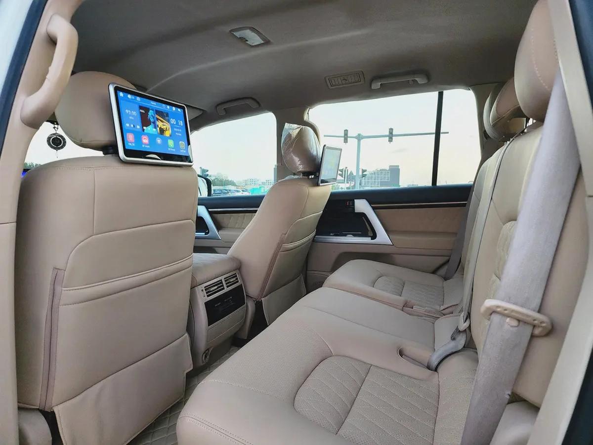 Toyota Land Cruiser GXR V6 2015 - GCC Specs - Reliable and Ready for Adventure-9-9