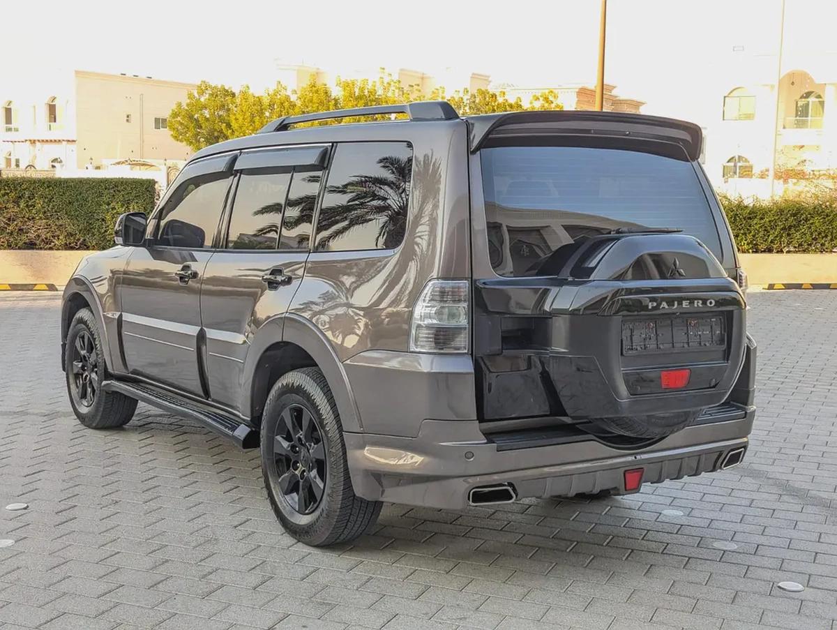 MITSUBISHI PAJERO 2016 GLS MID GCC V6 3.5L IN EXCELLENT CONDITION-12-12