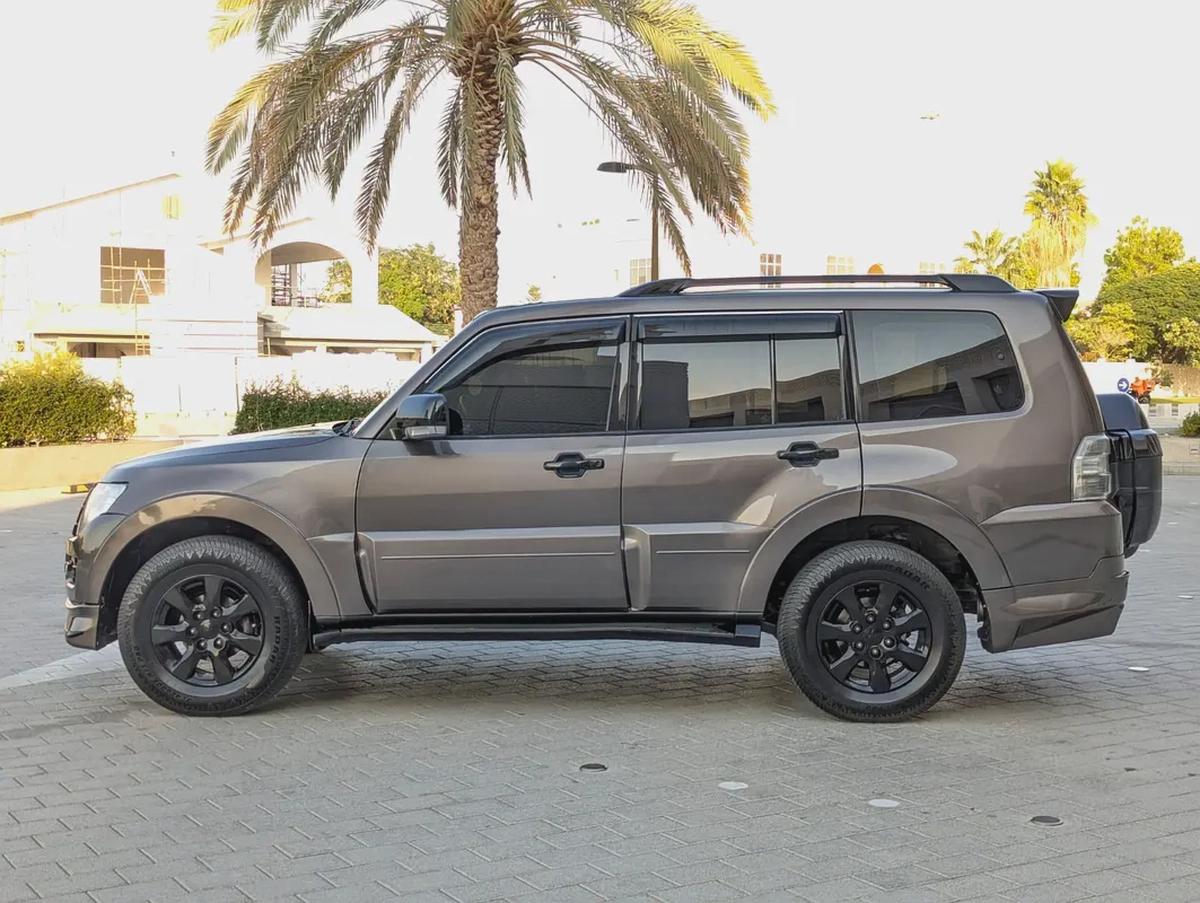 MITSUBISHI PAJERO 2016 GLS MID GCC V6 3.5L IN EXCELLENT CONDITION-13-13