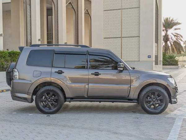 MITSUBISHI PAJERO 2016 GLS MID GCC V6 3.5L IN EXCELLENT CONDITION