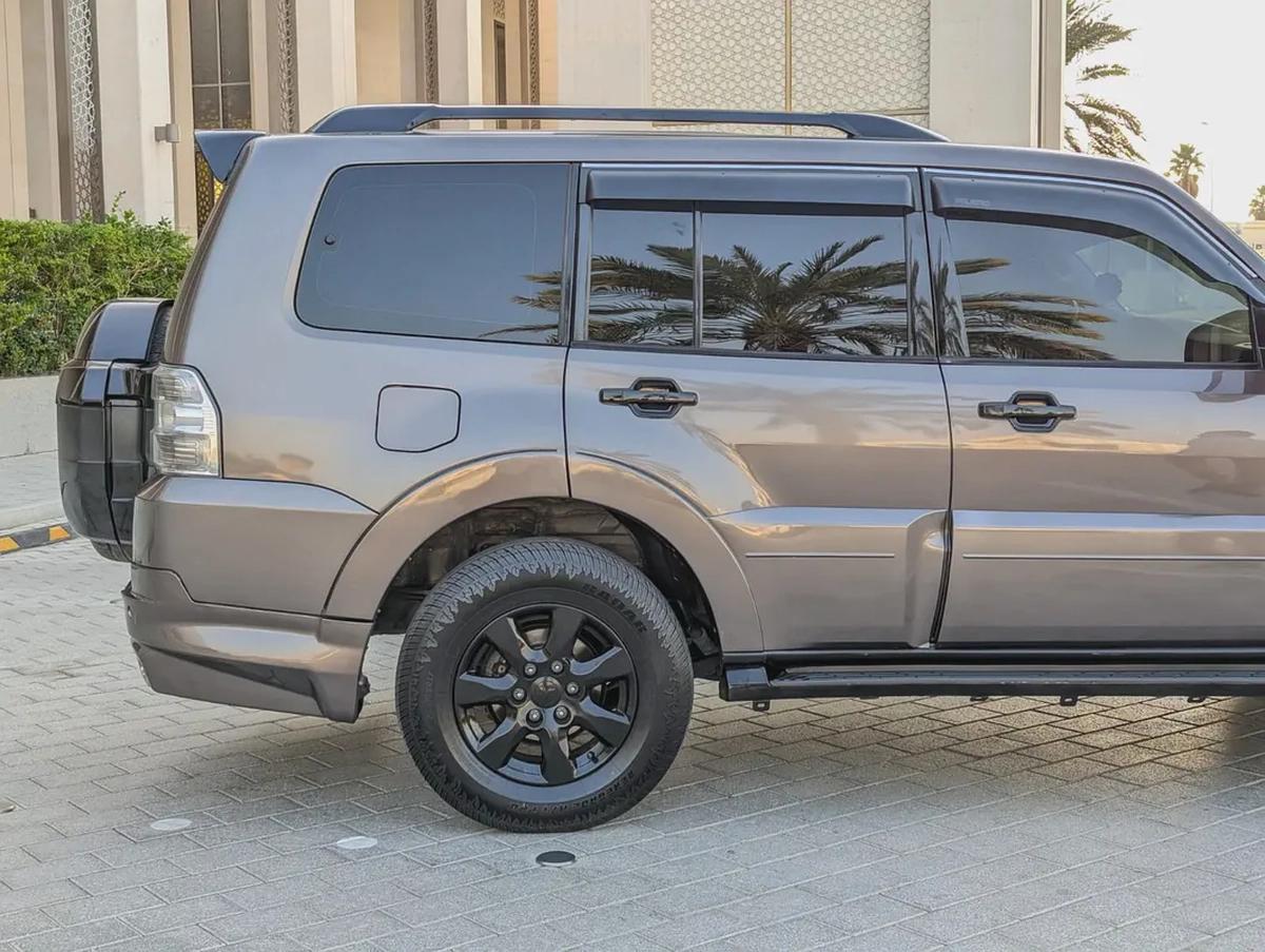 MITSUBISHI PAJERO 2016 GLS MID GCC V6 3.5L IN EXCELLENT CONDITION-18-18