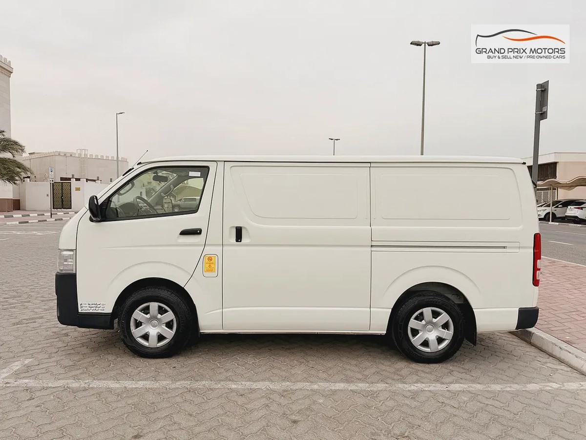 Toyota Hiace GL 2.7L 3 Seater Manual 2023 Model GCC Specs With Service History In Perfect Condition-4-4