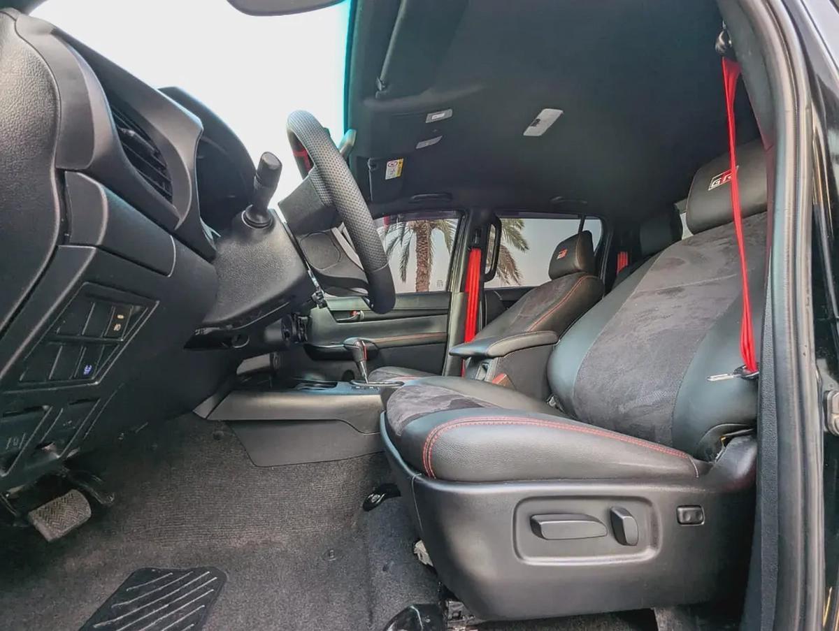 TOYOTA HILUX 2021 FACELIFTED 2025 GR SPORT GCC IN EXCELLENT CONDITION-2-2