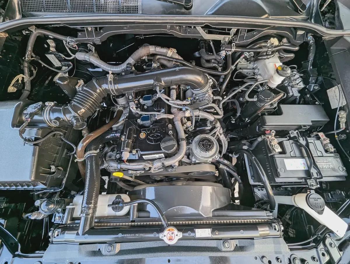 TOYOTA HILUX 2021 FACELIFTED 2025 GR SPORT GCC IN EXCELLENT CONDITION-8-8