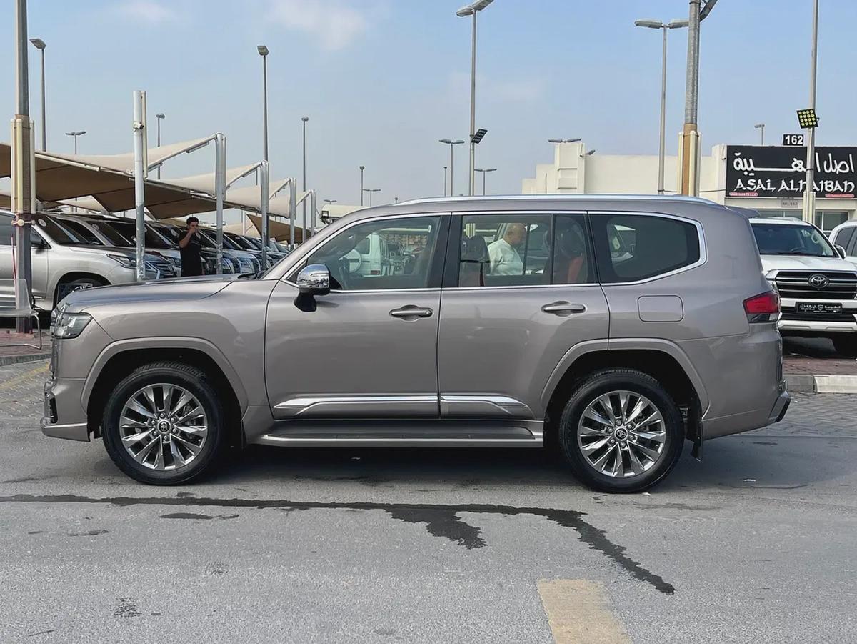 Toyota Land Cruiser GXR 2022 - GCC Specs - Pristine Condition-2-2