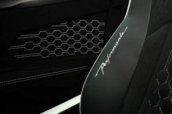 URUS PERFORMANTE | TWO TONE INTERIOR ALCANTARA SEATS | CARBON INT/EXT | MASSAGE SEAT