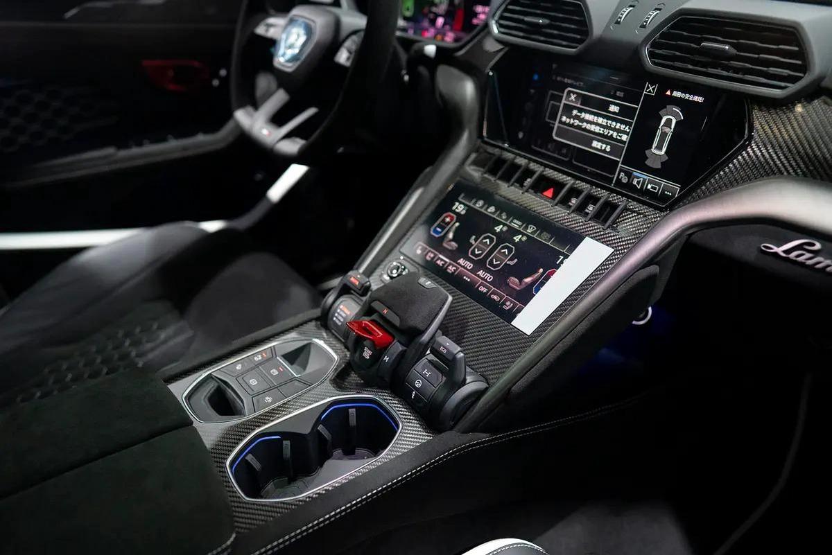 URUS PERFORMANTE | TWO TONE INTERIOR ALCANTARA SEATS | CARBON INT/EXT | MASSAGE SEAT-13-13