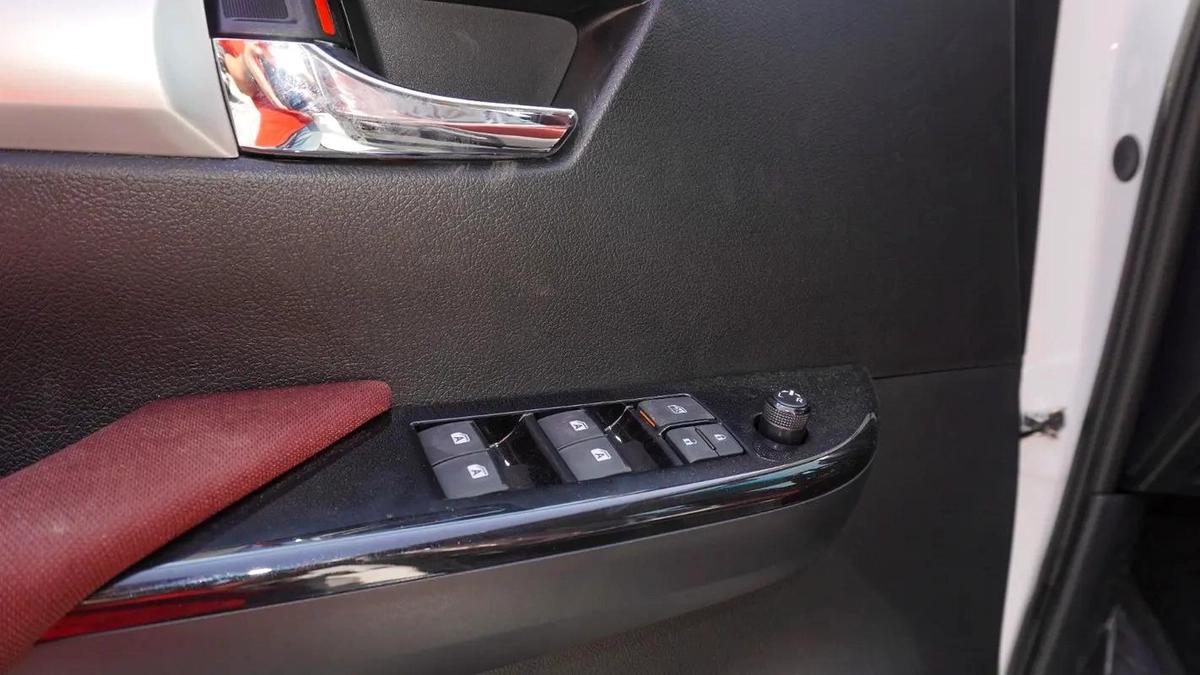 TOYOTA HILUX PETROL 2.7 MODEL 2025 FULL OPTION SAUDI SPECS 4X4-8-8