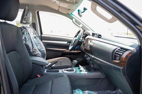 TOYOTA HILUX SR5 2.7 MODEL 2025 GCC AUTOMATIC FULL OPTION