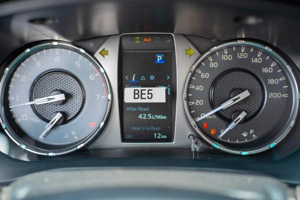 TOYOTA HILUX SR5 2.7 MODEL 2025 GCC AUTOMATIC FULL OPTION