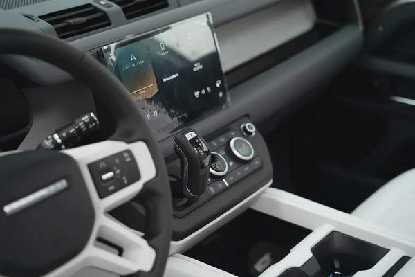 2025 LAND ROVER DEFENDER X-DYNAMIC HSE P400 WITH WARRANTY