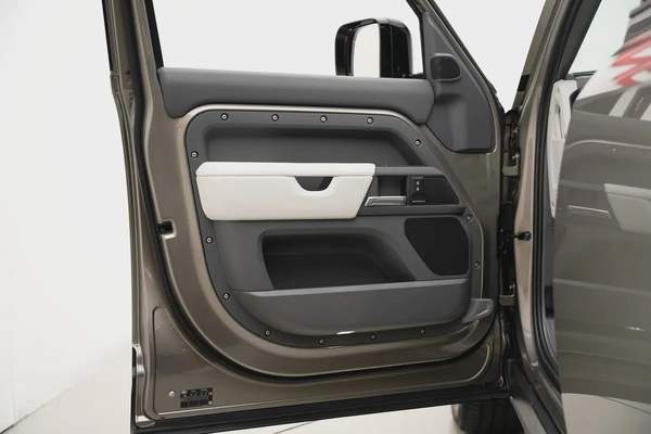 2025 LAND ROVER DEFENDER X-DYNAMIC HSE P400 WITH WARRANTY