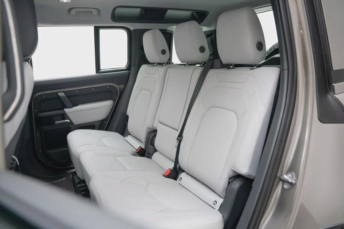 2025 LAND ROVER DEFENDER X-DYNAMIC HSE P400 WITH WARRANTY-14-14