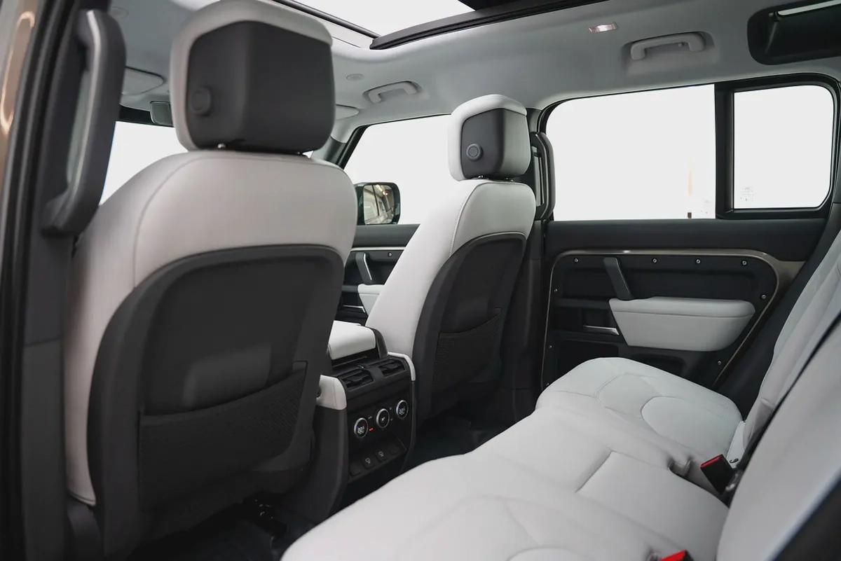 2025 LAND ROVER DEFENDER X-DYNAMIC HSE P400 WITH WARRANTY-15-15