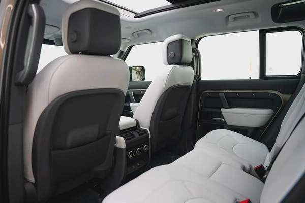 2025 LAND ROVER DEFENDER X-DYNAMIC HSE P400 WITH WARRANTY