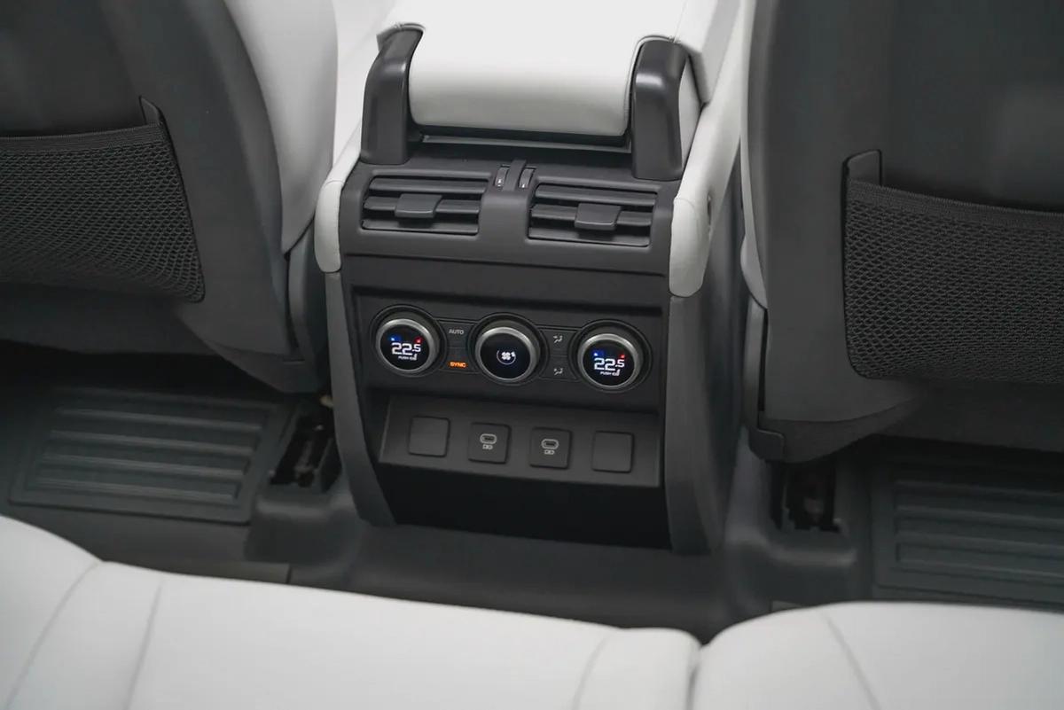 2025 LAND ROVER DEFENDER X-DYNAMIC HSE P400 WITH WARRANTY-17-17