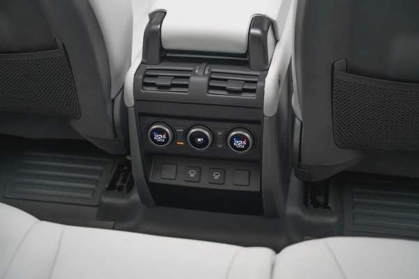 2025 LAND ROVER DEFENDER X-DYNAMIC HSE P400 WITH WARRANTY