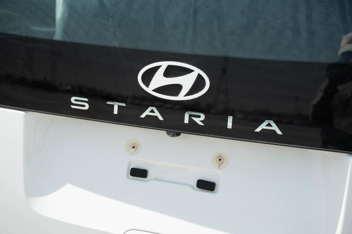 Hyundai Staria Prestige 2.2 Diesel | 11 Seater | 8AT | GCC Specifications | Full Options-24-24