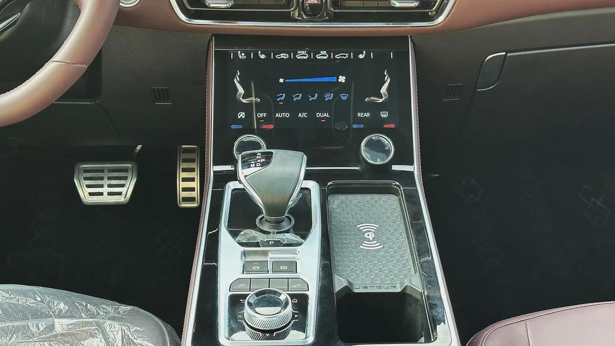 Jetour X90 Plus Luxury 2024 GCC 2.0L Turbo Low Mileage-10-10