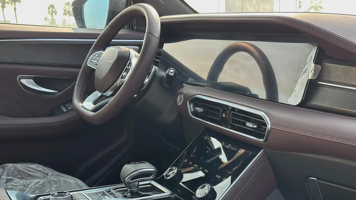 Jetour X90 Plus Luxury 2024 GCC 2.0L Turbo Low Mileage-14-14