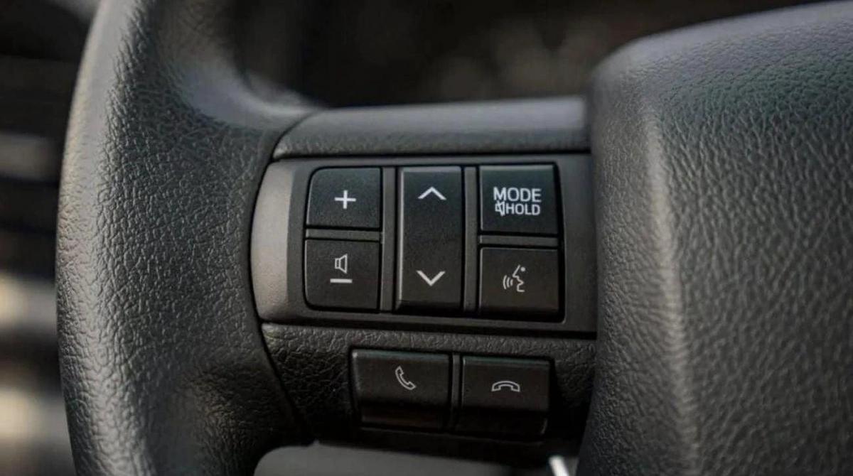 Toyota Hilux TOYOTA HILUX 2.4L DIESEL MT 2024-10-10