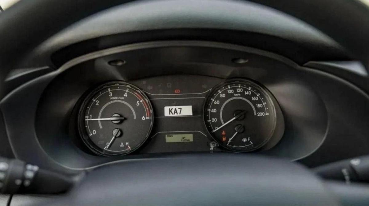 Toyota Hilux TOYOTA HILUX 2.4L DIESEL MT 2024-12-12