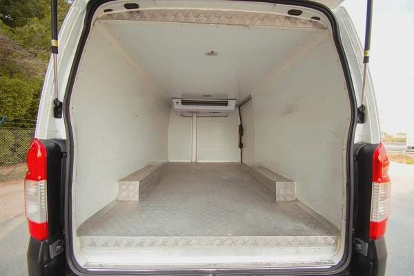 Urvan | Manual | Standard Roof Chiller Van | GCC Specs | Ref#N33493