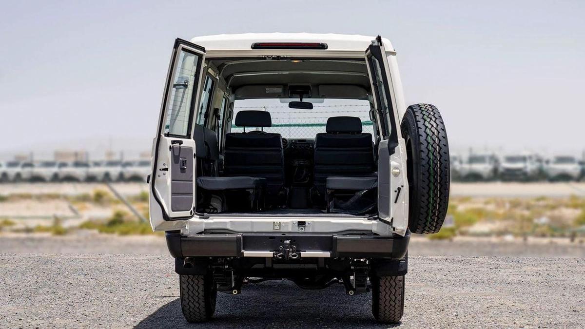 Toyota Land Cruiser 70 2.8 AT-8-8
