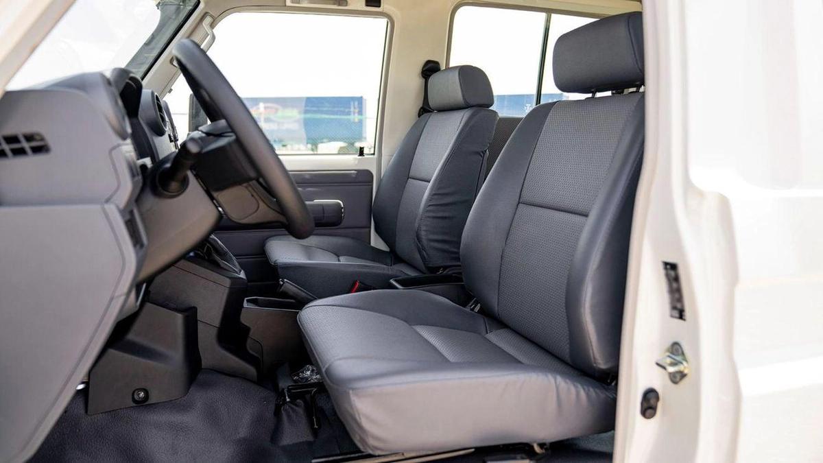 Toyota Land Cruiser 70 2.8 AT-16-16