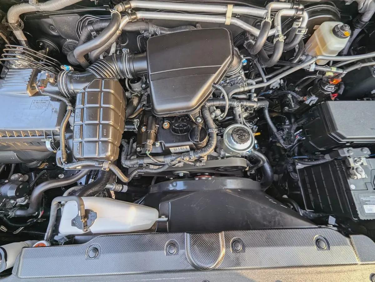 TOYOTA PRADO 2023 GCC V4 2.7L ACCIDENT FREE IN EXCELLENT CONDITION-8-8