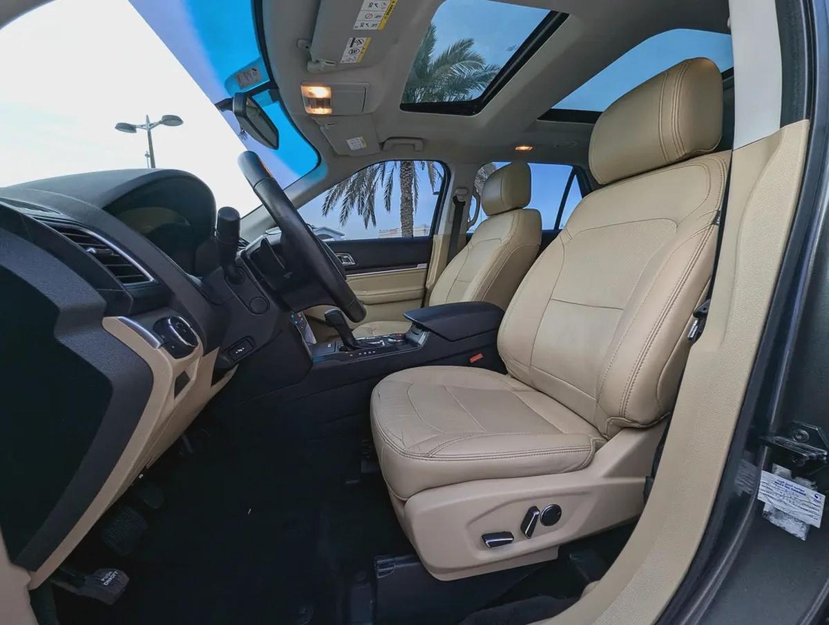 Ford Explorer Limited 2016 - GCC Specs 4WD FULL Option With Panoramic Roof Low KM Premium SUV-6-6