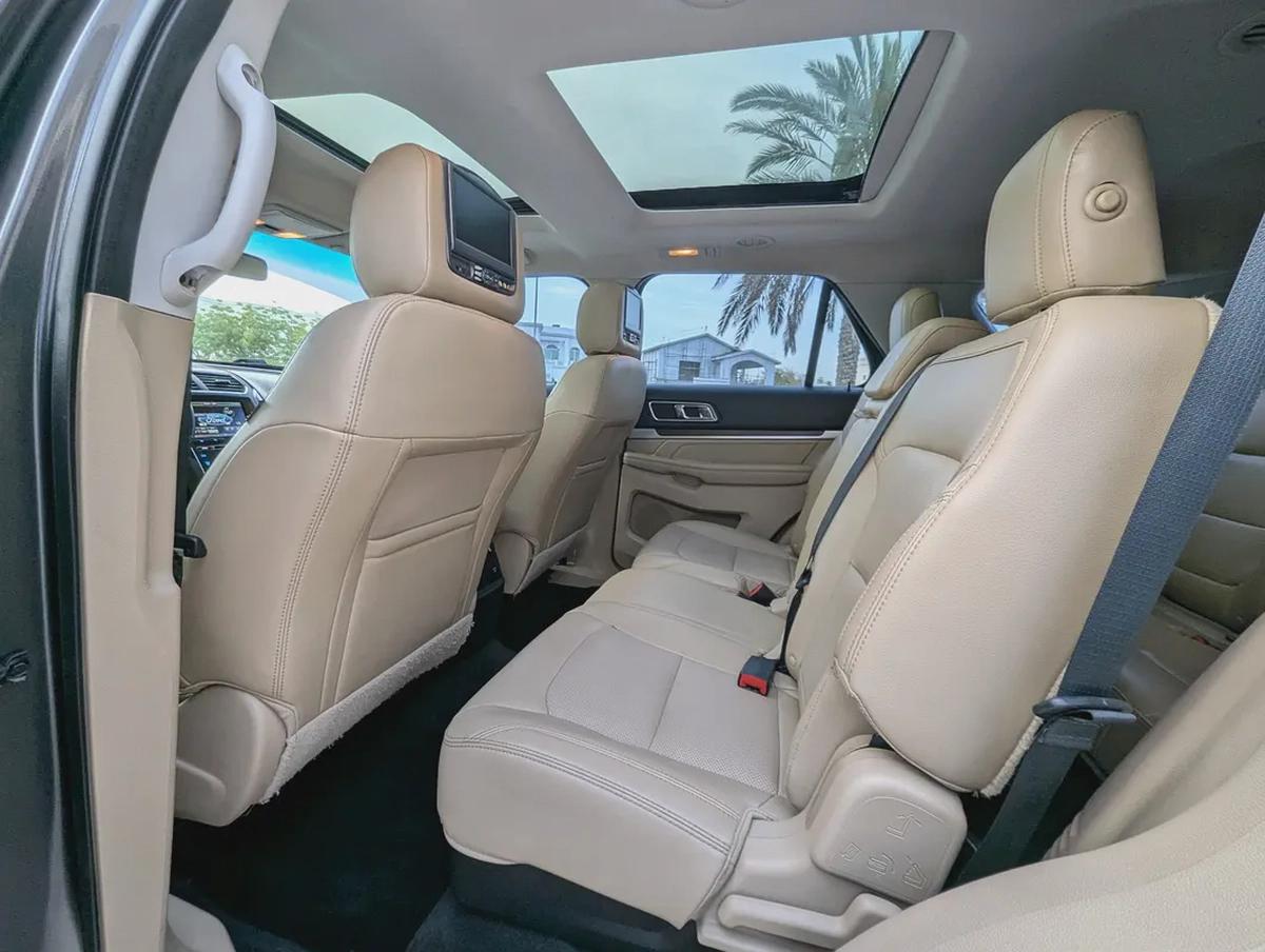 Ford Explorer Limited 2016 - GCC Specs 4WD FULL Option With Panoramic Roof Low KM Premium SUV-9-9