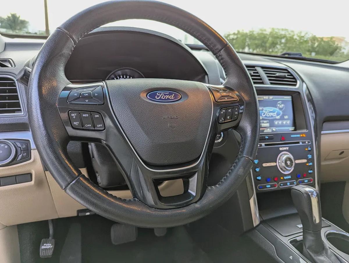 Ford Explorer Limited 2016 - GCC Specs 4WD FULL Option With Panoramic Roof Low KM Premium SUV-13-13