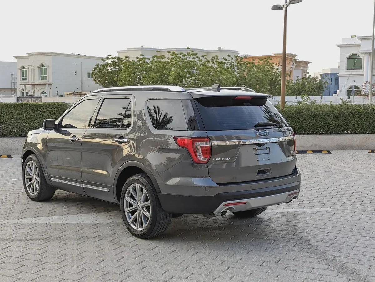 Ford Explorer Limited 2016 - GCC Specs 4WD FULL Option With Panoramic Roof Low KM Premium SUV-16-16