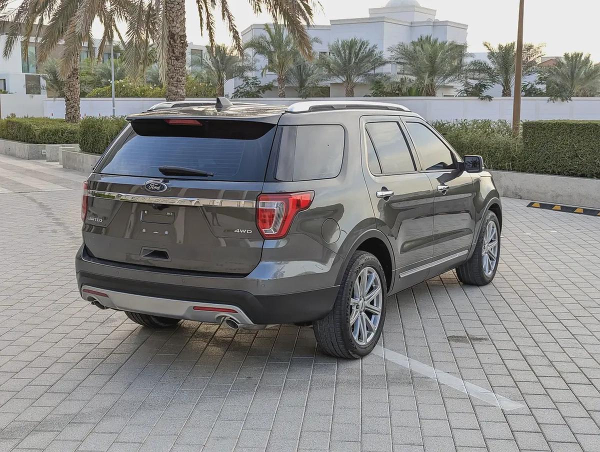 Ford Explorer Limited 2016 - GCC Specs 4WD FULL Option With Panoramic Roof Low KM Premium SUV-17-17