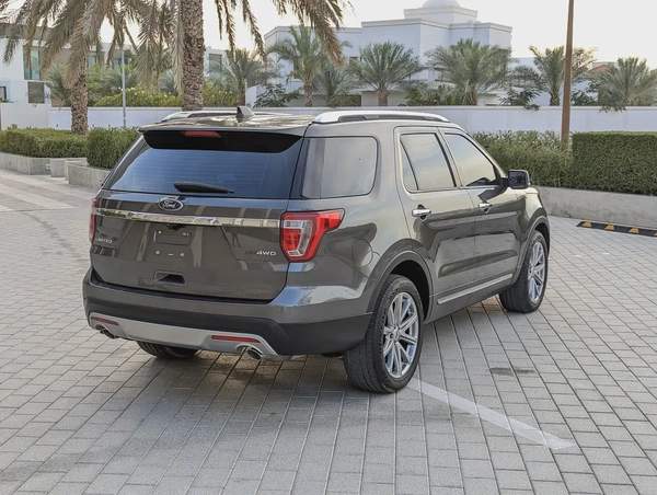 Ford Explorer Limited 2016 - GCC Specs 4WD FULL Option With Panoramic Roof Low KM Premium SUV
