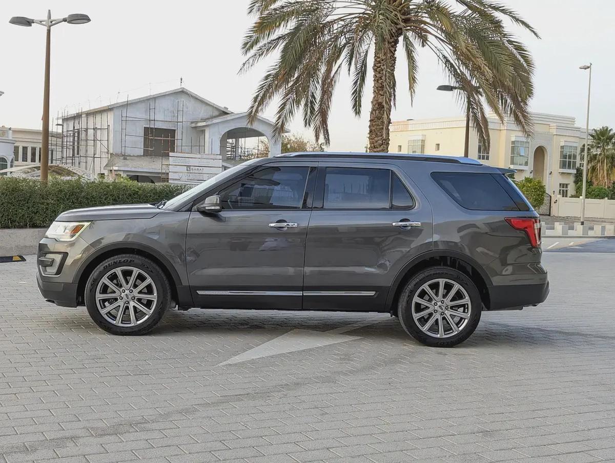 Ford Explorer Limited 2016 - GCC Specs 4WD FULL Option With Panoramic Roof Low KM Premium SUV-18-18