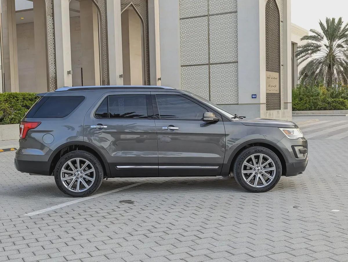 Ford Explorer Limited 2016 - GCC Specs 4WD FULL Option With Panoramic Roof Low KM Premium SUV-19-19