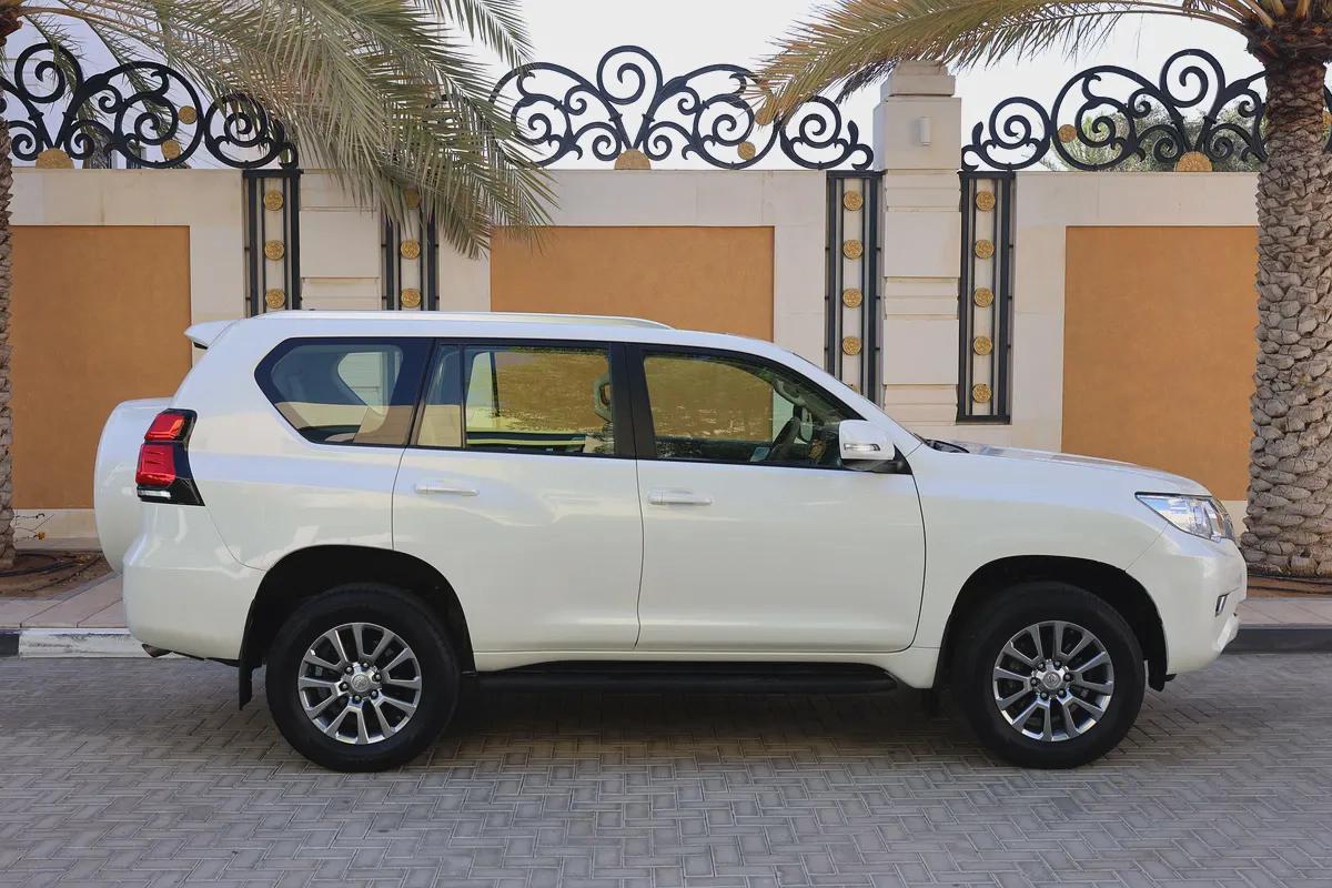 TOYOTA PRADO GXR - GCC SPECS - ORIGINAL PAINT - UNDER WARRANTY - FULL SERVICE HISTORY --8-8