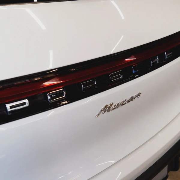 AED 4,407 pm • 0% Downpayment • Porsche Macan Chrono Package • 1 Year Warranty