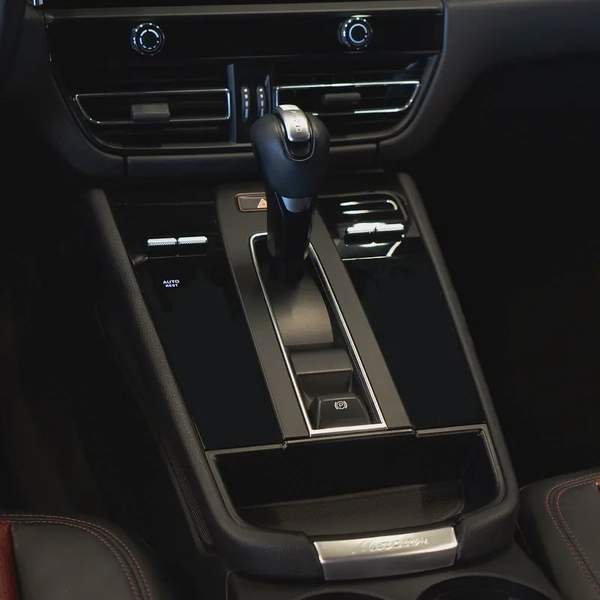 AED 4,407 pm • 0% Downpayment • Porsche Macan Chrono Package • 1 Year Warranty