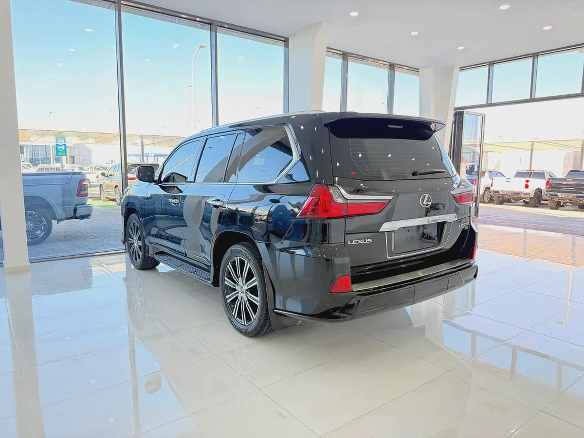 لكزس (LX570) سجنتشر اسود / عنابي خليجي الفطيم LX 570 Signature 2020 - GCC Specs - Pristine Condition-3-3