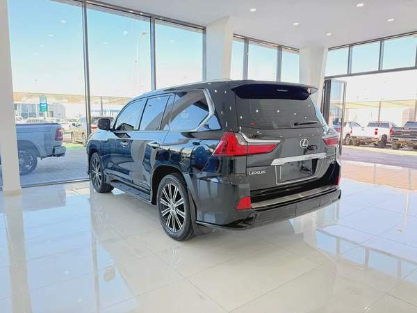 لكزس (LX570) سجنتشر اسود / عنابي خليجي الفطيم LX 570 Signature 2020 - GCC Specs - Pristine Condition